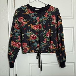 alice + olivia pullover sweatshirt in black floral multi